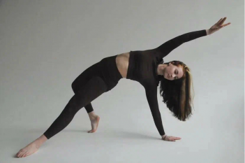 Учиться на хореографа дистанционно — не странно, а удобно и увлекательно. О преимуществах такого обучения рассказывает студентка НСПК Александра Эпштейн.